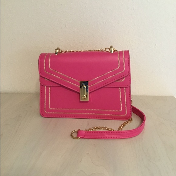 NWOT Adorable Barbie Pink Faux Leather Crossbody Bag Gold Chain & Bag Charm - Picture 1 of 9